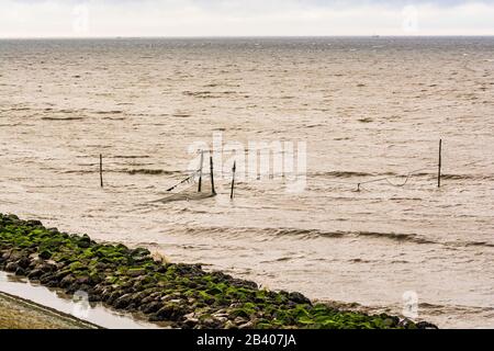 Küste von IJsselmeer in der Nähe von den Oever am Afsluitdijk-Denkmal in den Niederlanden Stockfoto