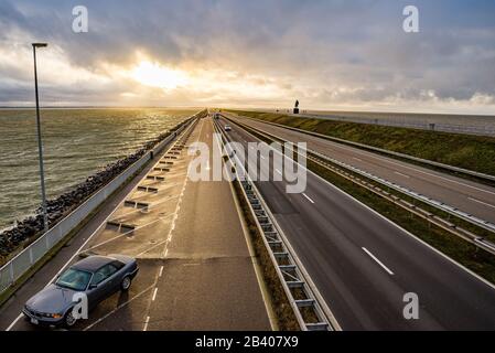 Den Oever, Niederlande - 09. Januar 2020. Autobahn zwischen zwei See im Norden der Niederlande, die IJsselmeer und Waddeneilanden (Friesisch Islan Stockfoto