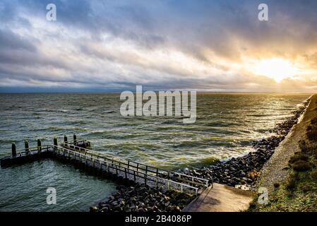 Steinpier am Vlietermonument in der Nähe von den Oever in den Niederlanden Stockfoto