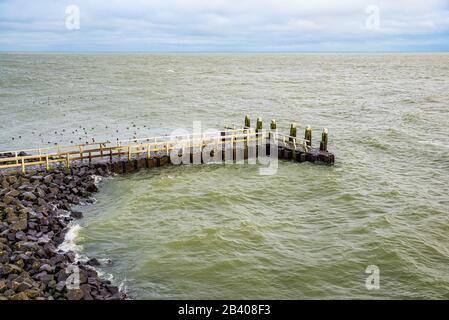 Steinpier am Vlietermonument in der Nähe von den Oever in den Niederlanden Stockfoto