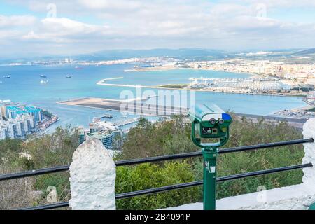 Gibraltar, Großbritannien - 7. Januar 2020: Fernglas-Teleskop auf Aussichtsplattform für Touristen Stockfoto