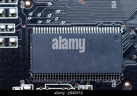Das Bild zeigt eine elektronische Bauelemente aus der Nähe, die Elektronikkarte Stockfoto
