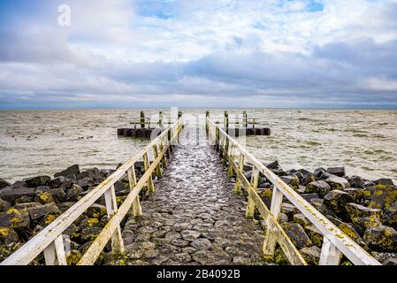 Steinpier am Vlietermonument in der Nähe von den Oever in den Niederlanden Stockfoto