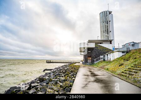 Den Oever, Niederlande - 09. Januar 2020. Aussichtsturm Vlietermonument an der Straße A7 Stockfoto