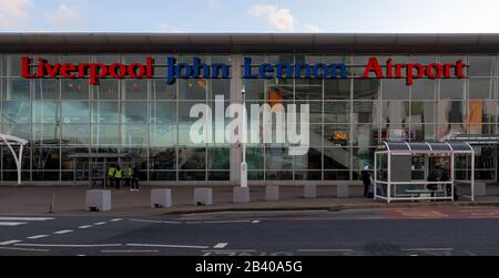 Februar 2020: Voreingang des Flughafens Liverpool John Lennon Stockfoto