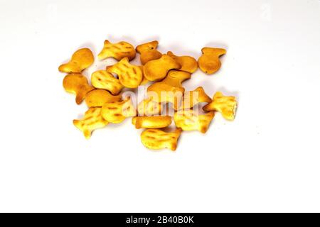 Gesalzene Cracker isoliert auf weißem Hintergrund. Nahaufnahme. Stockfoto