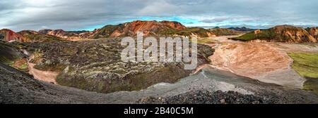 Panoramablick auf die farbenfrohen rhyolithen Vulkanberge Landmannalaugar in den isländischen Highlands als reine Wildnis in Island Stockfoto