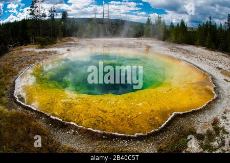 Die hübschen Farben des Morgen-Glory-Pools, einer heißen Quelle im oberen Geyser-Becken des Yellowstone-Nationalparks Stockfoto