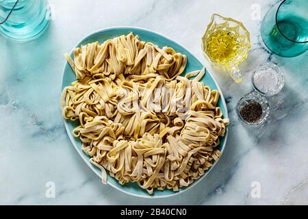 Hausgemachte, frisch zubereitete italienische Pasta mit Kichererbsenmehl auf dem Teller. Alternativer Ersatz für Gluten Stockfoto