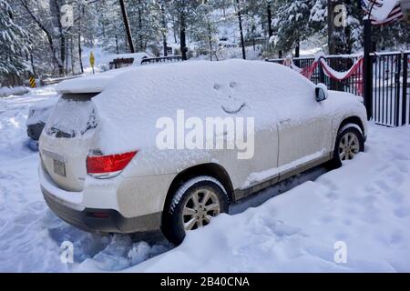 Ein Auto, das mit einem Smiley-Gesicht bedeckt ist, das auf der Seite gezeichnet ist. Stockfoto