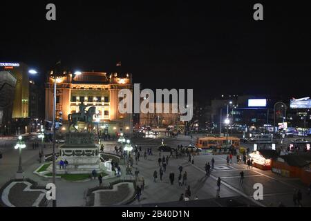 Belgrad, nachts. Platz der Republik mit vielen Wanderern Stockfoto
