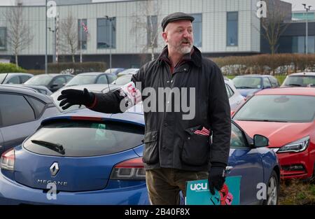 Tim Chapman, University of Sheffield, und gewerkschaftsmitglied sprechen mit anderen Streikenden außerhalb des Advanced Manufacturing and Research Center der Universität Stockfoto