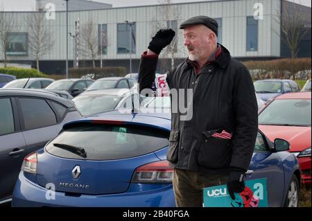 Tim Chapman, University of Sheffield, und gewerkschaftsmitglied sprechen mit anderen Streikenden außerhalb des Advanced Manufacturing and Research Center der Universität Stockfoto
