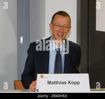 Mainz, Deutschland. März 2020. Matthias Kopp, Sprecher der Deutschen Bischofskonferenz, spricht bei der Abschlusspressekonferenz. Die Frühjahrstagung der Deutschen Bischofskonferenz endete nach vier Tagen mit einer Abschlusspressekonferenz, auf der die wichtigsten Ergebnisse der Presse vorgestellt wurden. (Foto von Michael Debets/Pacific Press) Credit: Pacific Press Agency/Alamy Live News Stockfoto