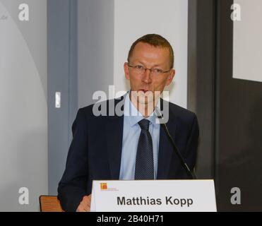 Mainz, Deutschland. März 2020. Matthias Kopp, Sprecher der Deutschen Bischofskonferenz, spricht bei der Abschlusspressekonferenz. Die Frühjahrstagung der Deutschen Bischofskonferenz endete nach vier Tagen mit einer Abschlusspressekonferenz, auf der die wichtigsten Ergebnisse der Presse vorgestellt wurden. (Foto von Michael Debets/Pacific Press) Credit: Pacific Press Agency/Alamy Live News Stockfoto