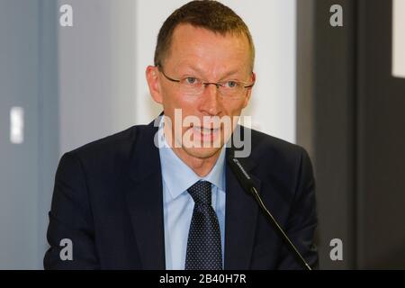 Mainz, Deutschland. März 2020. Matthias Kopp, Sprecher der Deutschen Bischofskonferenz, spricht bei der Abschlusspressekonferenz. Die Frühjahrstagung der Deutschen Bischofskonferenz endete nach vier Tagen mit einer Abschlusspressekonferenz, auf der die wichtigsten Ergebnisse der Presse vorgestellt wurden. (Foto von Michael Debets/Pacific Press) Credit: Pacific Press Agency/Alamy Live News Stockfoto