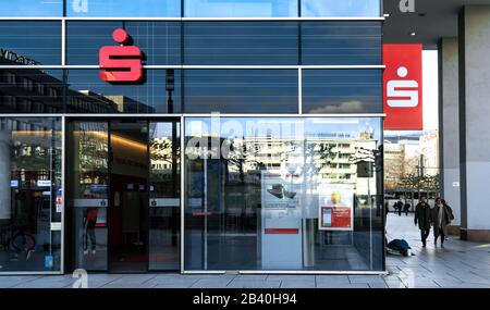 Frankfurt, 01.03.2020: Exterieur der Sparkasse Frankfurt.Sparkasse ist die deutsche Sparkassen-Finanzgruppe. Stockfoto