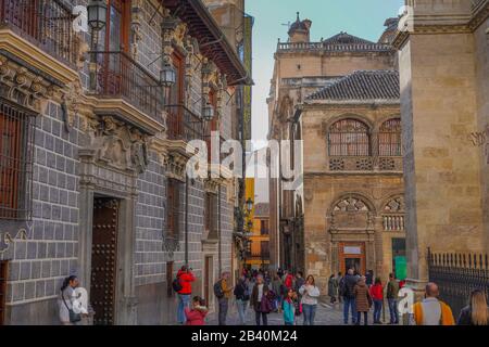 Cordoba, Spanien - 9. Januar 2020: Straßenansicht. Touristen auf einer Straße in Andalusien Stockfoto