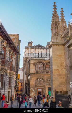 Granada, Spanien - 9. Januar 2020: Fassade der Kathedrale von Granada, Touristen auf einer Straße in Andalusien. Vertikal Stockfoto