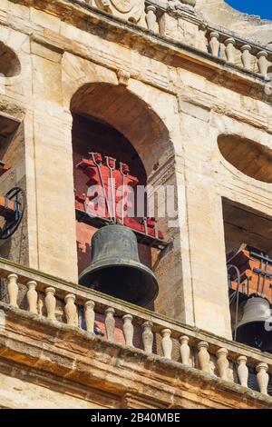 Der Kirchturm im Turm der Mosque-Kathedrale von Cordoba, Andalusien. Nahaufnahme Stockfoto