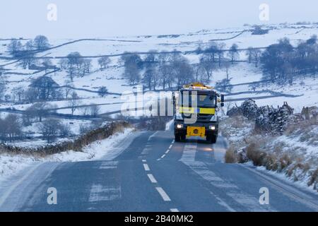 Ein Gritter in Aktion im Yorkshire Dales National Park Stockfoto