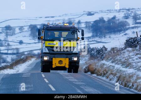 Ein Gritter in Aktion im Yorkshire Dales National Park Stockfoto