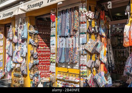 Cordoba, Spanien - 9. Januar 2020: ReiseSouvenirs im Laden in Andalusien Stockfoto