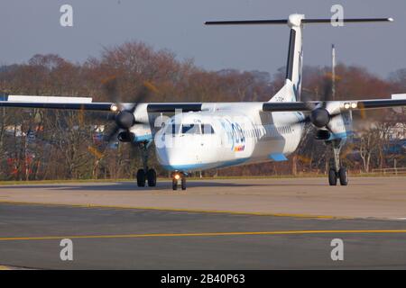 Ein Flybe Flugzeugtaxing am Leeds Bradford International Airport Stockfoto