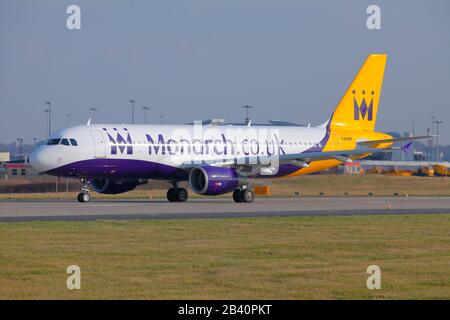 Ein Airbus A320 von Monarch Airlines auf dem Leeds Bradford International Airport, der den Handel inzwischen eingestellt hat. Stockfoto