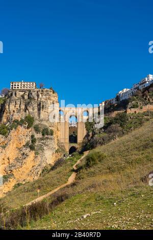 Puente Nuevo Brücke, Ronda, Provinz Málaga, Andalusien, Spanien. Platz für Text kopieren Stockfoto