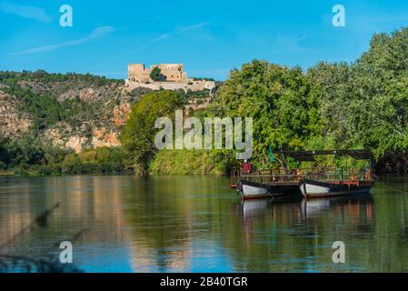 Blick auf den Fluss Ebro und die Burg Miravet, Tarragona, Katalonien, Spanien Stockfoto