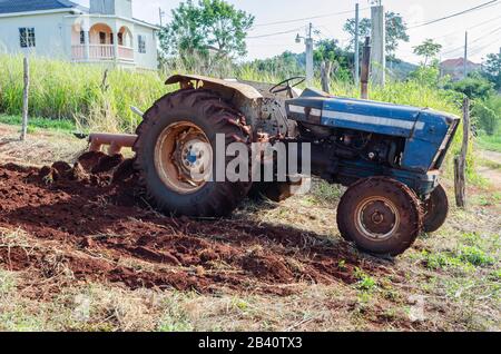 Traktor auf dem Bauernhof geparkt Stockfoto