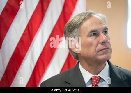 Texas Gesundheitsbeamte einschließlich reg. Greg ABBOTT kündigt die Inbetriebnahme eines landesweiten Labornetzwerks an, um das COVID-19-Coronavirus zu testen, das voraussichtlich Texas treffen wird. Virusfälle werden in Texas getestet, statt Proben an die Centers for Disease Control (CDC) in Atlanta zu verschiffen. Credit: Bob Daemmrich/Alamy Live News Stockfoto