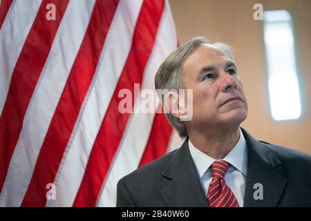 Texas Gesundheitsbeamte einschließlich reg. Greg ABBOTT kündigt die Inbetriebnahme eines landesweiten Labornetzwerks an, um das COVID-19-Coronavirus zu testen, das voraussichtlich Texas treffen wird. Virusfälle werden in Texas getestet, statt Proben an die Centers for Disease Control (CDC) in Atlanta zu verschiffen. Credit: Bob Daemmrich/Alamy Live News Stockfoto