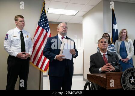 Austin, TX USA 5. März 2020: Vertreter von Texas, einschließlich des Gesundheitskommissars JOHN Hellestedt, c und reg ABBOTT, r, kündigen die Inbetriebnahme eines landesweiten Labornetzwerks an, um auf das Coronavirus COVID-19 zu testen, das voraussichtlich Texas treffen wird. Virusfälle werden in Texas getestet, statt Proben an die Centers for Disease Control (CDC) in Atlanta zu verschiffen. Credit: Bob Daemmrich/Alamy Live News Stockfoto