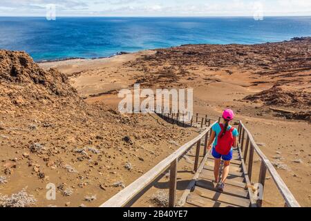 Galapagos Touristenwanderungen auf der berühmten Bartolome-Insel. Urlaub Abenteuer Frau auf der Wanderung zum Aussichtspunkt und Besucherstandort der Landschaft. Stockfoto