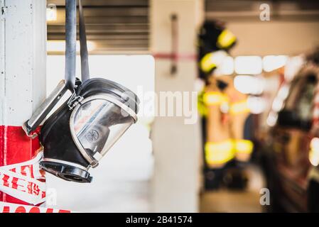 Professionelle Maske zum Atmen in rauchbelasteten Umgebungen durch Feuerwehrleute. Stockfoto
