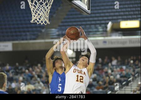 Tacoma, Washington, USA. März 2020. JARED ROZNOS von Seattle Prep (5) verteidigt gegen O'DEA's max DEBIEC (12), da Seattle Prep und O'DEA High Schools von Seattle in der Kategorie 3A im Viertelfinalmatchup bei den Basketball-Weltmeisterschaften in Washington State im Tacoma Dome in Tacoma, WA spielen. Credit: Jeff Halstead/ZUMA Wire/Alamy Live News Stockfoto