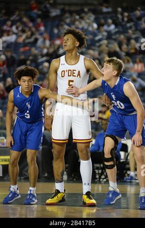 Tacoma, Washington, USA. März 2020. O'Deas 6'10'-Center PAOLO Banchero (5) sieht aus, während man bewacht wird, während Seattle Prep und O'DEA High Schools von Seattle in der Klasse 3A Viertelfinalmatchup bei den Basketball-Weltmeisterschaften im Staat Washington im Tacoma Dome in Tacoma, WA spielen. Credit: Jeff Halstead/ZUMA Wire/Alamy Live News Stockfoto