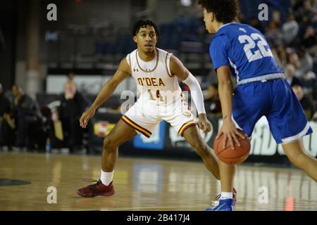 Tacoma, Washington, USA. März 2020. O'DEA's JAYLON ELLIS (14) verteidigt gegen die BRAEDEN SMITH von Seattle Prep (22), da Seattle Prep und O'DEA High Schools von Seattle im Viertelfinalmatchup der Klasse 3A bei den Basketball-Weltmeisterschaften in Washington State im Tacoma Dome in Tacoma, WA spielen. Credit: Jeff Halstead/ZUMA Wire/Alamy Live News Stockfoto