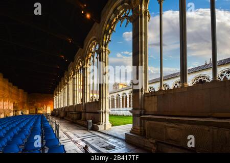 Ein großer Saal im Inneren der Camposanto Monumentale, dem gotischen Friedhof im Inneren des Domplatzes in Pisa, Italien, mit Blick auf den dom Stockfoto