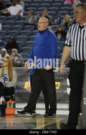 Tacoma, Washington, USA. März 2020. Der Cheftrainer von Seattle Prep MIKE KELLY spricht mit seinem Team, da Seattle Prep und O'DEA High Schools aus Seattle in der Kategorie 3A-Viertelfinalmatchup bei den Basketball-Weltmeisterschaften im Staat Washington im Tacoma Dome in Tacoma, WA spielen. Credit: Jeff Halstead/ZUMA Wire/Alamy Live News Stockfoto