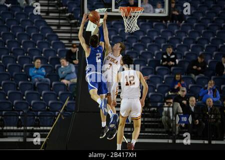 Tacoma, Washington, USA. März 2020. O'DEA's JOHN CHRISTOFILLS (3) verteidigt gegen TYLER MRUS von Seattle Prep (2), da Seattle Prep und O'DEA High Schools von Seattle in der Klasse 3A im Viertelfinale bei den Basketball-Weltmeisterschaften in Washington State im Tacoma Dome in Tacoma, WA spielen. Credit: Jeff Halstead/ZUMA Wire/Alamy Live News Stockfoto