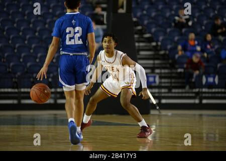 Tacoma, Washington, USA. März 2020. O'DEA's JAYLON ELLIS (14) verteidigt gegen die BRAEDEN SMITH von Seattle Prep (22), da Seattle Prep und O'DEA High Schools von Seattle im Viertelfinalmatchup der Klasse 3A bei den Basketball-Weltmeisterschaften in Washington State im Tacoma Dome in Tacoma, WA spielen. Credit: Jeff Halstead/ZUMA Wire/Alamy Live News Stockfoto