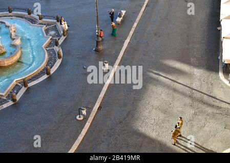 Ein Brautpaar posieren für Fotografen am Rande des Neptune Fountain, während zwei italienische Soldaten auf die Piazza Navona in Rom, Italien, blicken. Stockfoto