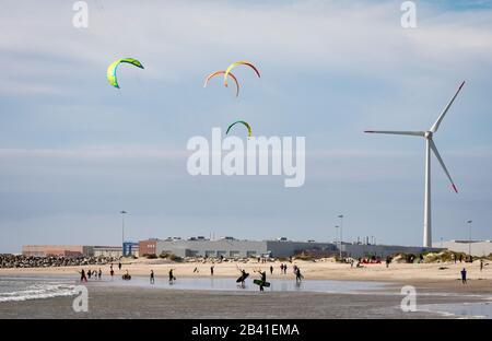 Am Strand in Portugal wird Kitesurf geübt Stockfoto