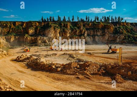 Baguarore, die im Steinbruch am Kalkabbau arbeiten. Stockfoto