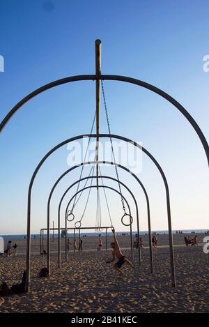 Trainingsausrüstung am Strand von Santa Monica CA. Stockfoto