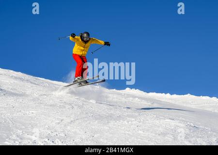 Skifahrer springen auf der Skipiste, Abfahrt hohe Salve, SkiWelt Wilder Kaiser Brixenthal, Hochbrixen, Tyrol, Österreich Stockfoto