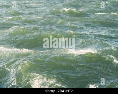 Grünliche Wasseroberfläche mit Stürmischen Wellen Nahaufnahme Stockfoto